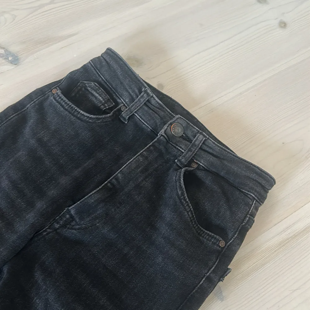 High waist flare jeans i storlek 32💞 jeansen har öppning på insidan av båda benen(syns på bild 2) . Jeans & Byxor.