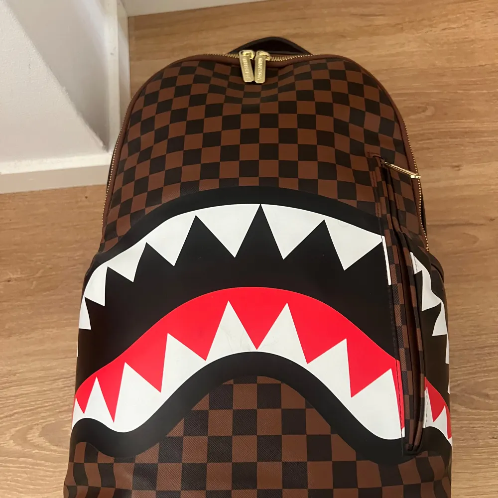 Säljer min Sprayground väska som knappt är använd inte en skråma på den precis som ny!  Priset ej hugget i sten hör av er för diskussion!. Väskor.