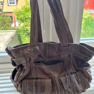 Fin väska! - Fin väska som är perfekt i vardagen till skola och jobb! Litet hål på baksidan därav billigt pris. 