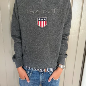 Gant Hooddie  - Säljer en tvär fett gant Hooddie i 10/10 skick om jag ska va helt ärlig knappt använd. Säljs för 400 kr rabatt vid fler köp. Följ sweressell20  på TikTok för mer GRISCH annonser. Mvh Noah. Skriv för fler frågor 