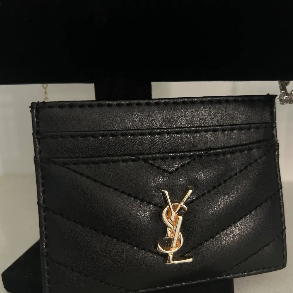 Säljer denna superfina ysl korthållaren. Den är helt ny, har aldrig använt den🤍. Accessoarer.