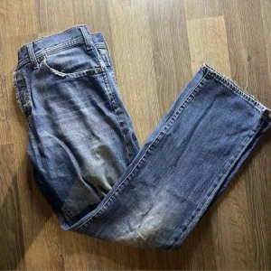 Energie jeans - Tvär feta energie jeans i super fint skick med tvär feta slitningar 