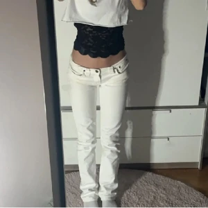 Lågmidjade vita jeans - Snygga lågmidjade, vita jeans i storlek W26/L32