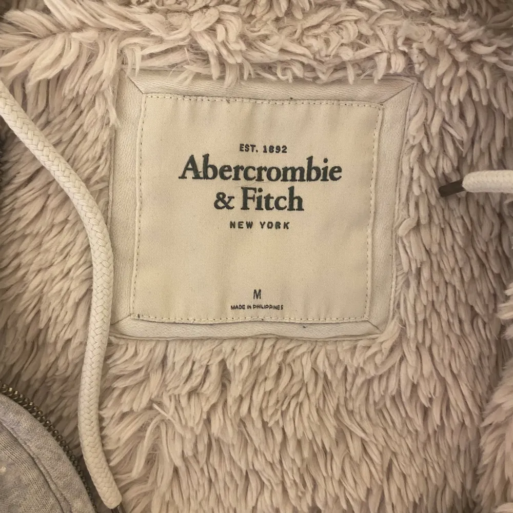 Jättefin och mysig zipup från abercrombie & fitch i storlek M kom privat för fler bilder eller för att diskutera pris 💕. Tröjor & Koftor.