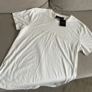 Vit peakperformance t-shirt  - Helt oanvänd med lappen kvar. Original pris 400kr. Är i storlek L men skulle säga att det mer är en M - S