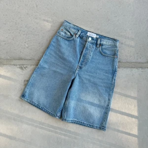 &Other stories, Mom shorts -Ljus denim - Inget att anmärka på. Osäker på vilken modell detta är, så kunde inte välja en rättvis produktbild. Men skulle säga att dessa är mer mom-shorts, dvs längre i modellen.