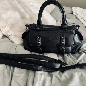 Handväska - Säljer denna så snygga lilla handväskan då den inte kommer till andvändning längre