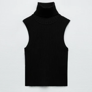 Stickad topp - Säljer denna fina toppen ifrån zara. Skick 9/10, nästan helt oanvänd. Skriv för egna bilder:)