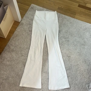 Vita yoga byxor - Vita yoga pants oanvända helt nytt skick passar perfekt på mig som är 155