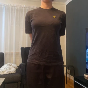 LYLE&SCOTT t-shrit - Jättefin lyle&scott t-shrit. Säljer bara för att den ligger bara i min garderob. Den är xs men kan sitta bra på en s och M. Pris kan som vanligt diskuteras. Skicka bara bud så svarar jag så snabbt som möjligt.💖