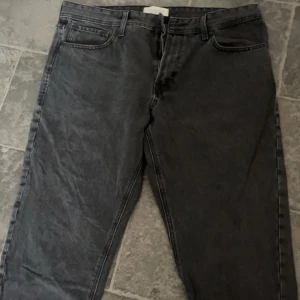 Gråa jeans - Gråa jeans köpta i Ullared, fin kvalitet som jag nästan aldrig använt, skick: 10/10, storlek: W:36 L:32
