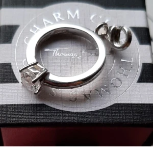 THOMAS SABO/RING M STEN. - Thomas Sabo berlock, söt ring m sten i fint begagnat skick.  Ask/påse ingår ej.  Kolla bilder o ställ ev frågor före bud.  Frakt tillkommer. 
