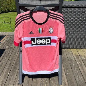 Juventus 15/16 Fotbollströja  - Säljer min Juventus fotbollströja säsongen 15/16, då jag aldrig använder och inte heller använt den. Inte original! Storlek: M Skick: 10/10 (ny)