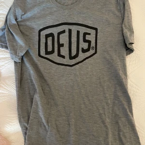 Deus tshirt - Deus ex machina tshirt från Bali Canggu