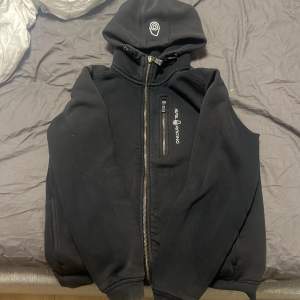 Nu säljer jag en fin Sail racing zip hoodie i xs, jag säljer den för 600kr men priset kan diskuteras 