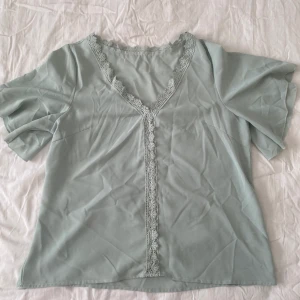 Teal blus - Fin teal blus, storlekt osäker vart ifrån också osäkert. Hade sagt passar storlekar 34-38 :) skriv dm vid fler frågor eller bilder