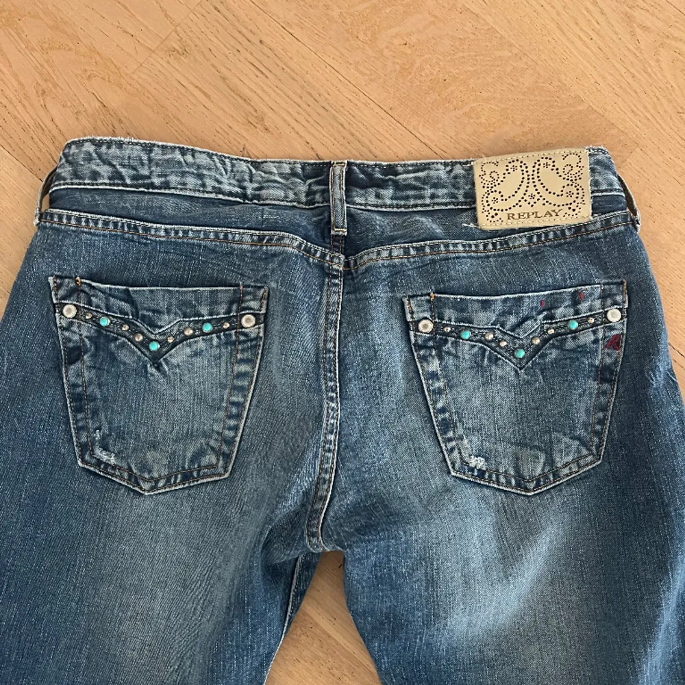 Replay jeans med låg midja och fina detaljer på bakfickorna. Kom privat för mått. 💘. Jeans & Byxor.