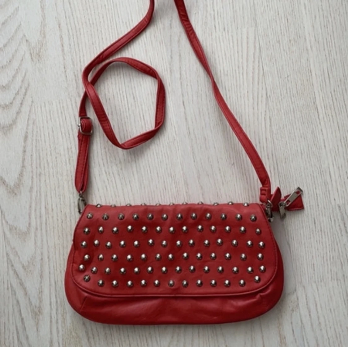 Vintage röd väska med nitar