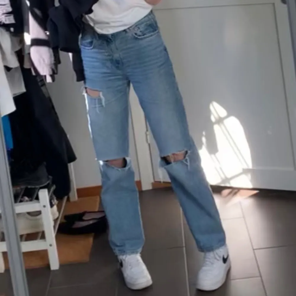 Super sköna fina jeans ifrån Gina Tricot, straight modell med slitningar, säljer då jag inte använder de längre . Jeans & Byxor.