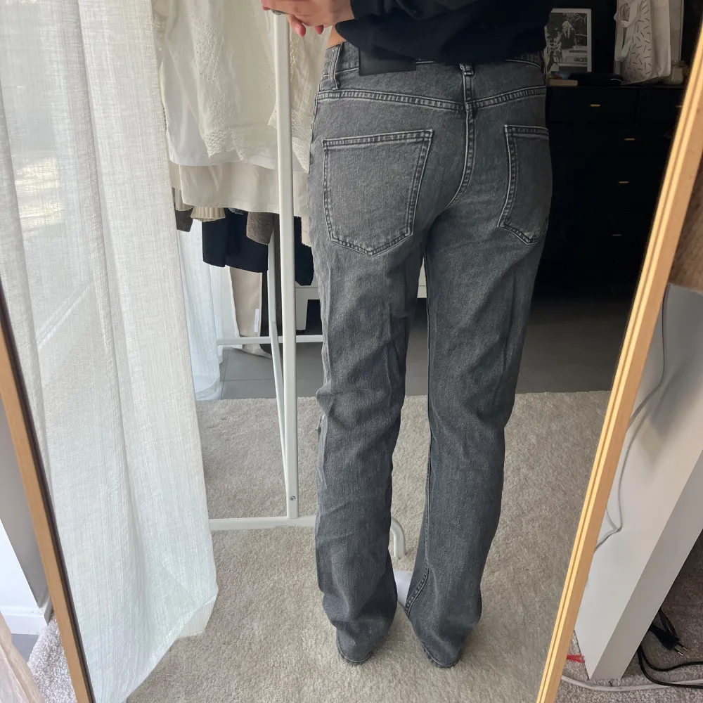 Perfekta raka jeans från Zara! De är strl 38 men passar 36.😍. Jeans & Byxor.
