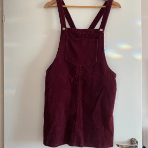 Klänning i Manchester - Hängselklänning i manchestertyg. Köpare står för frakten✨