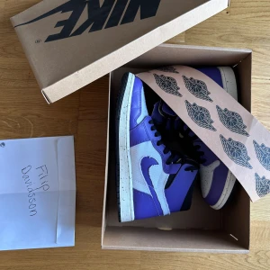 Jordan 1 high comfort zoom crater purple - Säljer mina Jordan 1 high comfort zoom crater purple i storlek 42,5. De är helt oanvända.