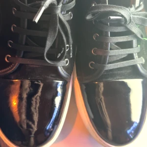 Lanvin cap toe  - Säljer mina stilrena lanvins. skick 9/10- lite slitage på innersulorna men inget som man märker eller tänker på. allt följer med kvitto finns digitalt. Vid funderingar är det bara att skriva till mig🙌🏽