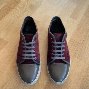 Lanvin Skor - Tja, säljer nu mina lanvins i strl 44, i andvänt skick därav priset. Säljer dom för dom aldrig kommer till andvändning