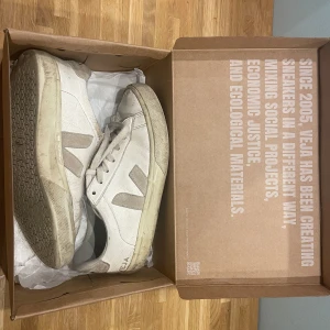 Veja skor - Ett par väl använda Veja skor, är dock inte trasiga men finns tecken på användning💕