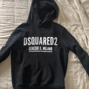 Dsquared2 - Säljer nu min jätte snygga dsquared hoddie, pga storleken (den är för liten) Använt ett fåtal gånger därmed inga hål eller missfärgningar, passar dig som är ca 170/175cm. Inköpningspris 2000kr.