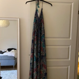 Maxi klänning - Maxi klänning med knytning i ryggen