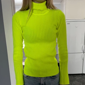 Neon polo - Neonfärgad polotröja perfekt till fest. Gul/grön. Knappt använd.