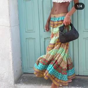 Zara kjol - Säljer denna helt slutsålda Zara kjol för 500 kr. Storlek S. Nyskick. Priset kan diskuteras vid snabb affär