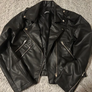 Skinnjacka 100kr gratis frakt  - Skinnjacka helt ny! 100kr. Storlek xxs på 