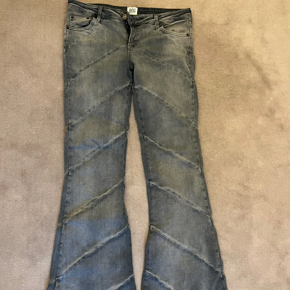 Supersnygga jeans från BDG, köpta second hand för några månader sen. Säljer pga för långa för mig som är ca 164 cm💕💕.. Jeans & Byxor.