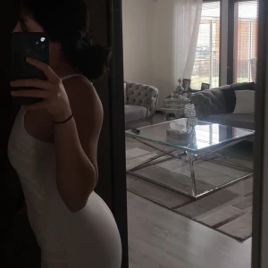 Klänning - Super fin klänning med pärlmönster. Köpt för flera år sedan. Använd en gång. Perfekt till studenten.