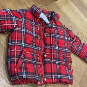 Mini Rodini barnjacka 128-134 - Fin jacka i superskick! Säljer pga att den var liten. Priset sitter inte i sten. Tveka inte att höra av er vid frågor och fler bilder!