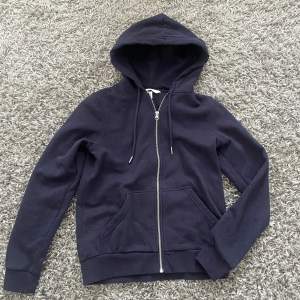 Mörkblå zip up hoodie från HM, använd få gånger så finns inga defekter💞💞