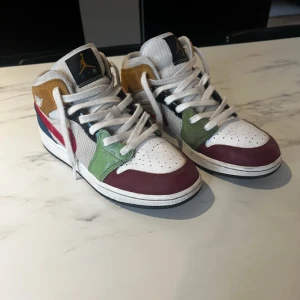 Air Jordan 1 multicolour - Bra skick, använt ett tag men inte trasiga. Kommer tvättas innan dom skickas. Kostar runt 1800 nya💕