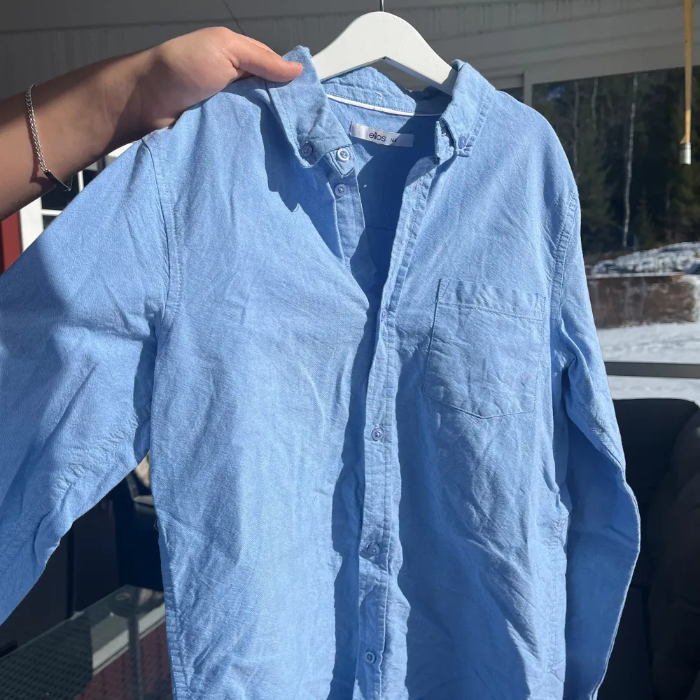 fin skjorta från Ellos i en perfekt blå för våren 🍃👔 knappt använd . Skjortor.