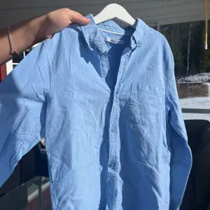 fin skjorta från Ellos i en perfekt blå för våren 🍃👔 knappt använd 