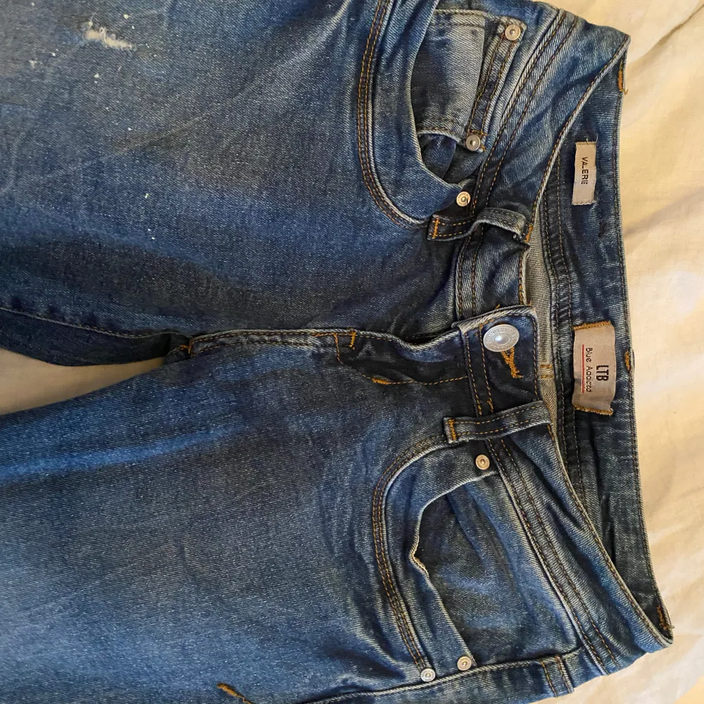 Jeans från Ltb, köpta på zalando för ca 900kr❣️ helt slutsålda och är modellen valerie. 25/30. Jeans & Byxor.