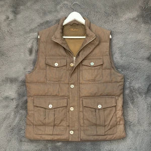 Stenströms Väst - Säljer min Stenströms väst som är perfekt nu till våren. Den är i väldigt bra skick och har inga defekter. Storlek M-L och passar dig som är runt 185. Nypris ligger på 3500.