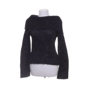 offshoulder tröja  - Säljer denna offshoulder stickade tröjan då den inte kommer till användning längre. Skriv om ni har frågor❤️