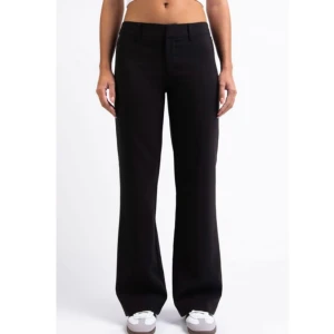 Madlady kostymbyxor  - Low waist svarta kostymbyxor. Aldrig använda. Storlek 36 längd short. Perfekt längd för mig som är 160.  Även väldigt stretchig i midjan. Jättesköna men kommer tyvärr inte till användning. Köpta för 649 kr