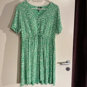Jättefin sommarklänning pieces strl S - Säljes i fint skick. Kolla gärna in mina andra annonser för samfrakt.