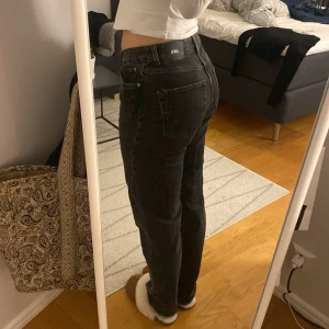 JJXX Straight Jeans - Svart/grå jeans från JJXX. Långa på mig som är 174😍 Använd fåtal gånger så varan är i mycket bra skick