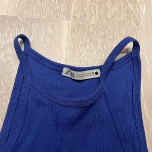 Topp  - Supersöt topp från zara som tyvärr inte passade mig, har sytt in den på sidan.💓