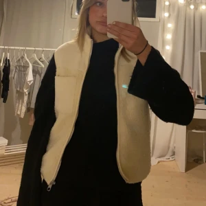 Krämvit gosig väst💗 - Jätte gosig väst köpt från Nelly. Säljer då den inte kommer till användning💗köpt från Nelly med märket pisces 