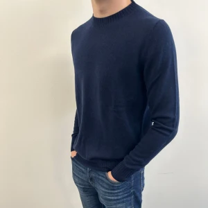 Stickade Merino/Kashmir tröjor (Nya) - Tjena säljer helt nya Stickade tröjor med 70% Merinoull och 30% Kashmir från mitt klädföretag. Finns i tre färger i storlek S-L Hemsidan heter Swedishfashion.se Skriv om du har frågor!💫